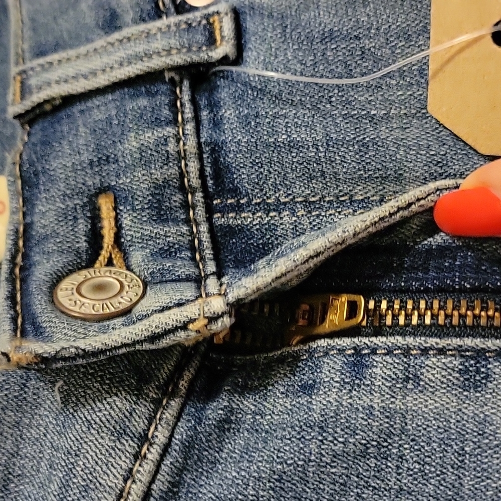 NWT: Levi's Classic Straight Distressed Jeans - Picture 2 of 11